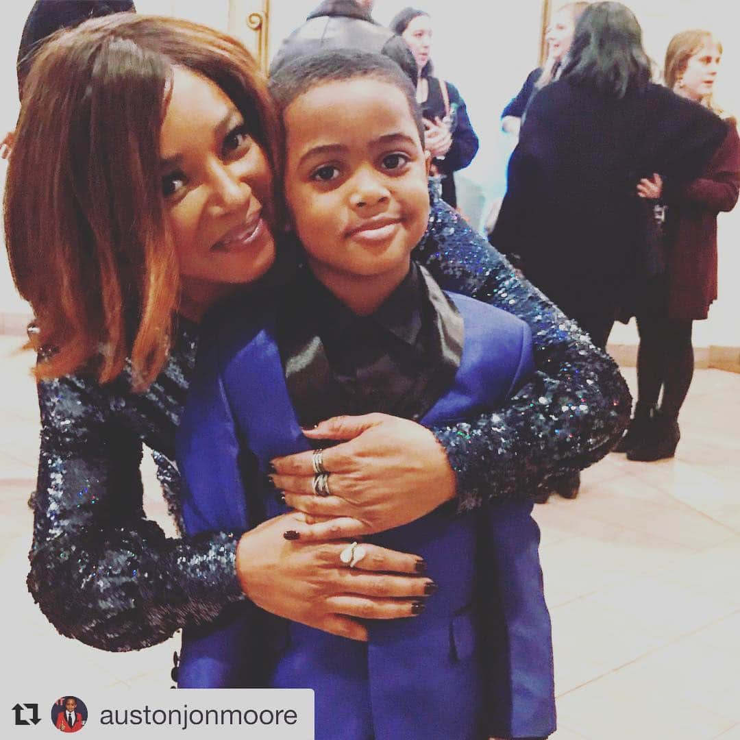 タマラ・ジョーンズさんのインスタグラム写真 - (タマラ・ジョーンズInstagram)「#Repost @austonjonmoore ・・・ My #wcw @tamjones1. Ms Tamala is sooooo pretty, and smells good too🙈 My trip to Hollywood is one I’ll never forget! (Figure of speech- cuz I was only 5- so I might! 🤣) #austonjon #whatmenwant #tamalajones #hugs #hollywood #redcarpet #blessed #grateful #atlanta #kidactor #dreambig」4月25日 8時37分 - tamjones1