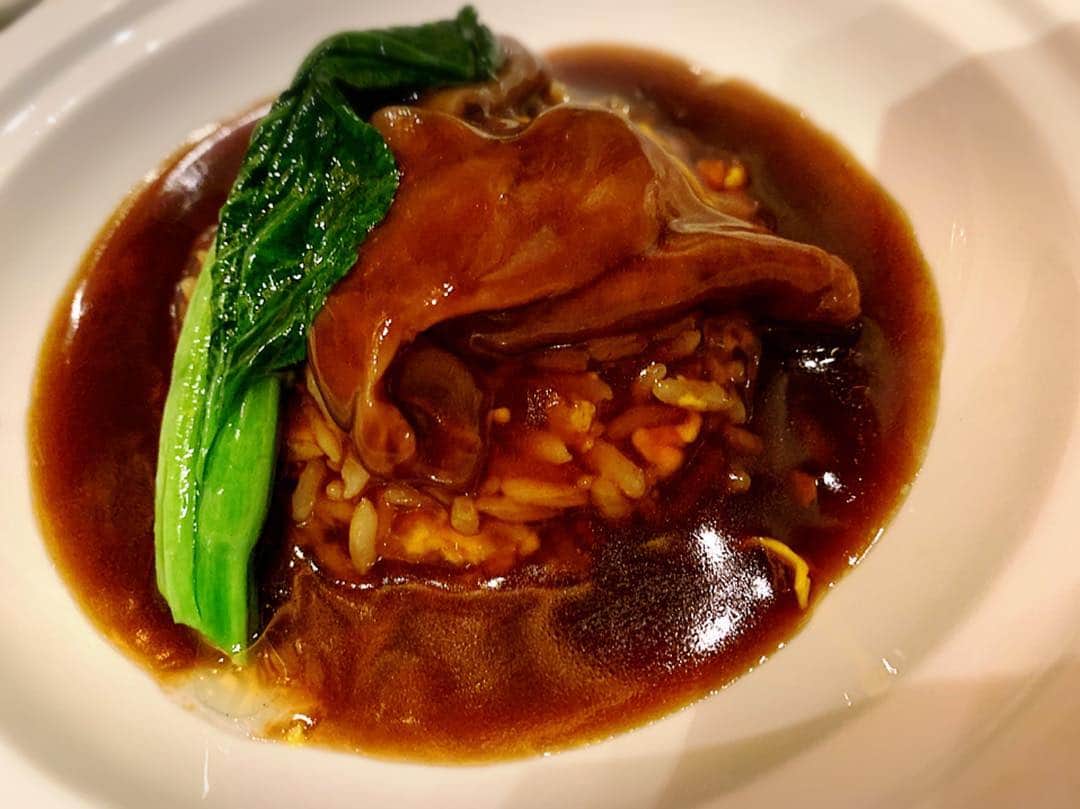 のインスタグラム：「🇨🇳麗穂Dinner🇨🇳 #蒼玉コース ・麗穂式特製前菜盛り合わせ ・本日の特選海鮮料理 ・山海珍味と薬膳の極上蒸しスープ ☆小籠包と焼き餃子 ・焼きたて北京ダック（☆×2） ・干しアワビの姿煮込み ・車えびのすり身のせ、トリュフ風味 ・キヌガサ茸とアスパラガスの上湯ソースかけ ・魚の浮き袋の鮑風味 あんかけ香り米チャーハン ・本日のデザートかっこ ☆アラカルトメニューから4種デザート . 2つめの北京ダックと☆は追加でオーダーしたお料理😋💗 どれも素材が最高だし美味しすぎた🥰焼きたての北京ダックが美味しくて感動！😭薬膳のスープもっと飲みたかったな〜旨味が濃厚…✨ １枚目に載せたシメのチャーハンも絶品！浮き袋を初めていただきました😋 . 41Fからの眺めは最高だし接客も素晴らしいし最高の中華を堪能したよー❤️ . . . . . #yunnaログ #ランチも行きたい #名古屋中華 #名古屋駅ディナー #麗穂#中国飯店麗穂」