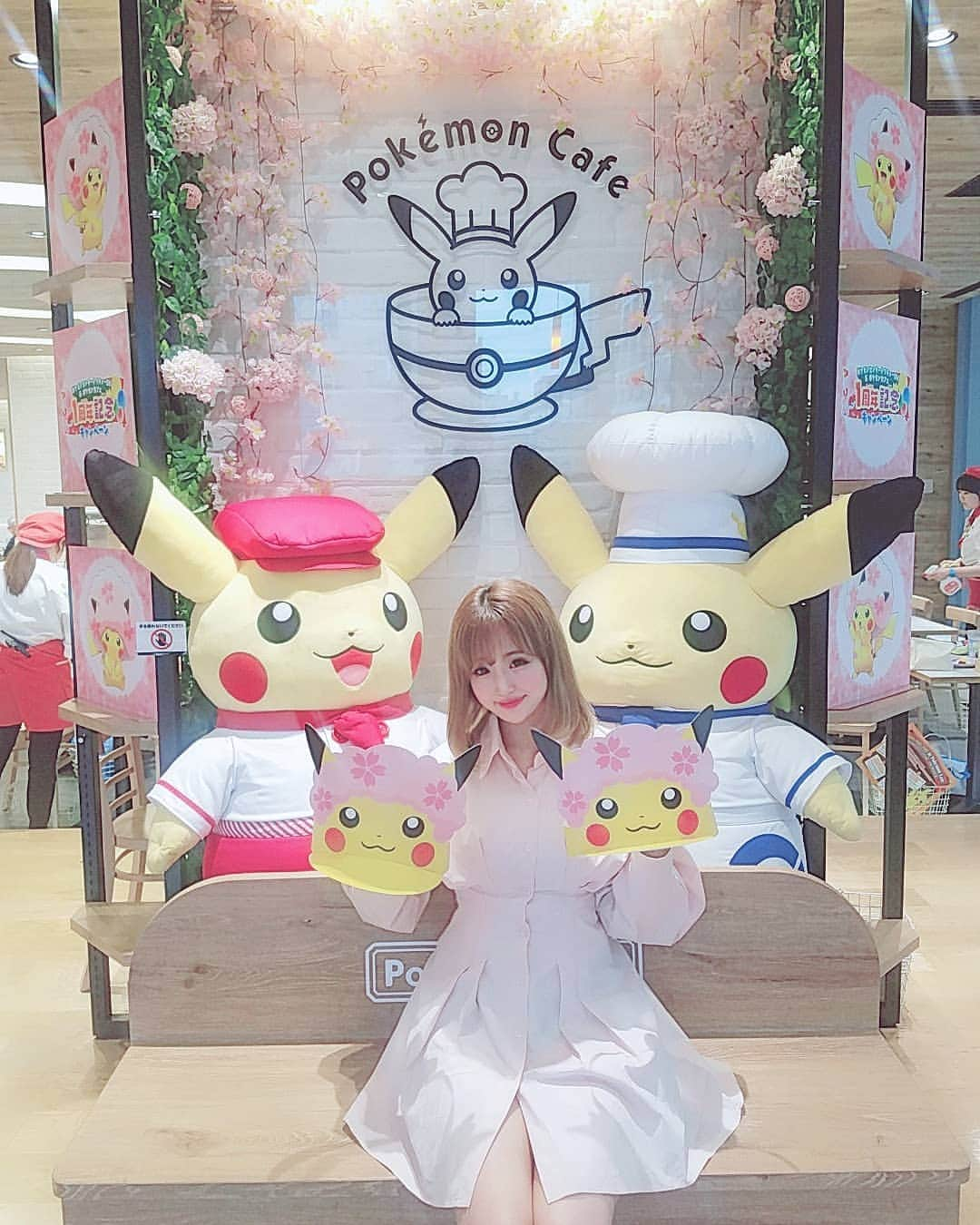 黛実希さんのインスタグラム写真 - (黛実希Instagram)「#ポケモンカフェ #POKEMONCAFE の写真Part2⚡❤️⚡ * 予約してでも行く価値がある♫ ほんっっっとに可愛かった😭🍼♡ このピカチュウお面はタダでもらえるの♡ 高木ブーさんの雷様みたいなピカチュウ可愛すぎ😈⚡笑 * アニメは私の生き甲斐🤫💕💕 一生#アニオタ 👍💗 ちなみに去年の今頃は愛しの#カードキャプターさくら のカフェにみいにゃん(@miiiii0228)と行ったなぁ🌸❤️ * * * #ポケモン#pokemon#포켓몬#ピカチュウ#pikachu#피카츄#東京カフェ#インスタグラマー#インフルエンサー#ピンク好きな人と繋がりたい#ピンクコーデ#좋아요반사#반사#팔로우#맞팔#선팔#소통#맞팔해요#소통해요#셀카#카페스타그램#데일리룩#travelgram#followme」4月25日 8時42分 - candymiiiki