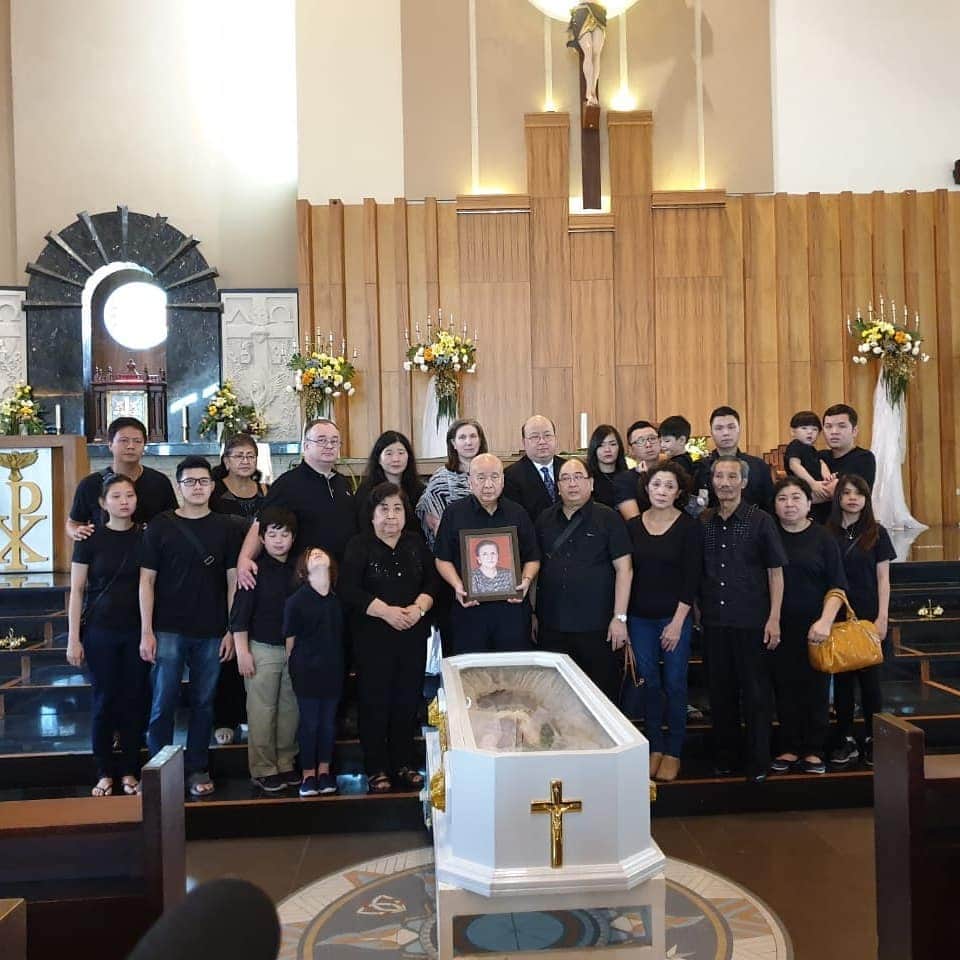 デビー・スサントのインスタグラム：「Be brave and Be kind Karna sungguh hidup kita di dunia ini hanya sementara hanya titipan yang bisa kapan pun di ambil oleh pemiliknya, jadi tak ada yang perlu kamu sombongkan , kita akan kembali seperti saat kita di lahirkan pertama kali tanpa busana apalagi harta kekayaan.  Jadi hiduplah dengan berani, berbuat baiklah , berbagilah , dan belajar ampunilah kesalahan orang lain maka kamu akan menemukan kebahagiaan dan ketentraman hidup mu dan kamu akan di kasihi oleh orang di sekitarmu 😊 Good morning !!」