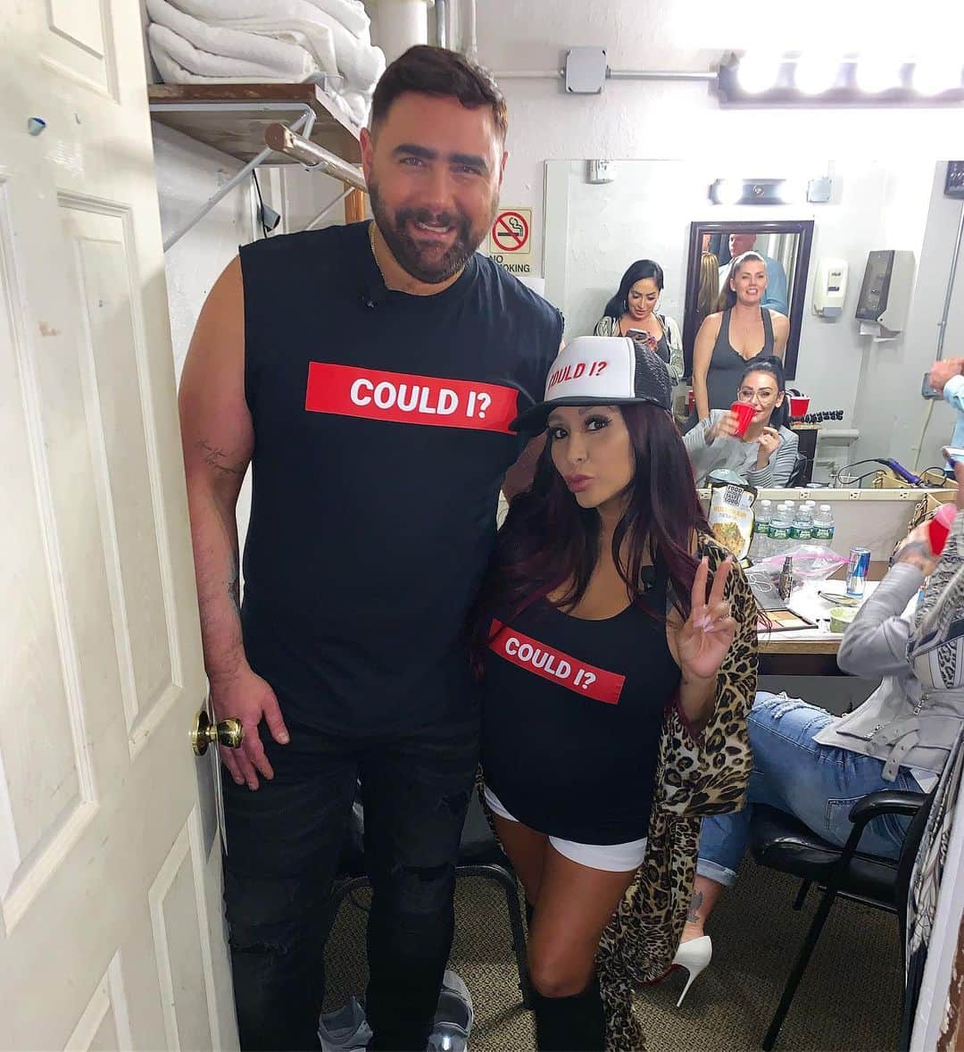ニコール・ ポリッツィのインスタグラム：「ITS HAPPENING. Our first live show !!!! It’s a shit show 🖤 thank you Angelo for this angle 😩」