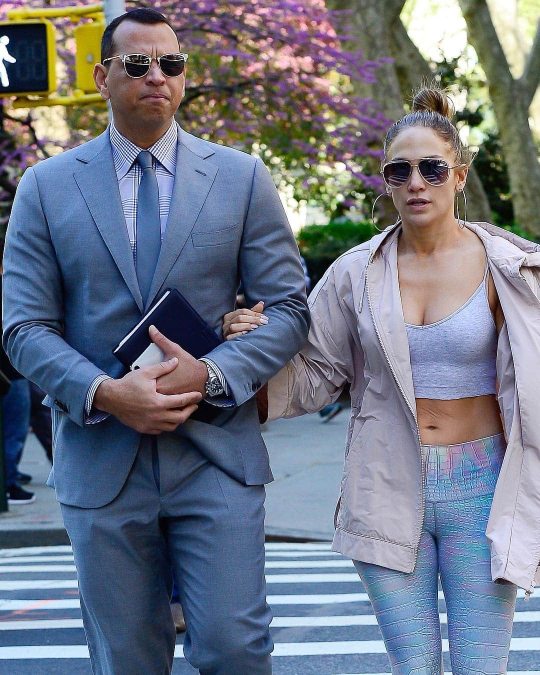 Just Jaredさんのインスタグラム写真 - (Just JaredInstagram)「@jlo bares her abs for stroll with fiancé @arod! #JenniferLopez #AlexRodriguez Photo: Splash」4月25日 9時08分 - justjared