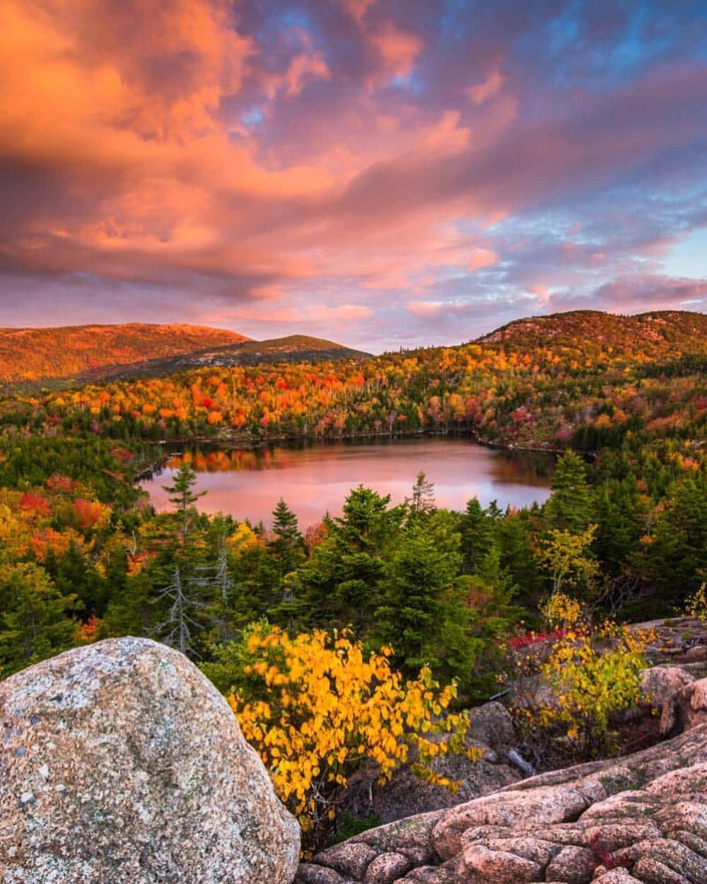 アメリカ内務省さんのインスタグラム写真 - (アメリカ内務省Instagram)「From its rocky coastline to the top of Cadillac Mountain, Acadia #NationalPark in #Maine will take your breath away. Day or night, the sights and sounds of the park give visitors memories they’ll cherish for a lifetime. Famous for sunrise, the historic Bar Harbor Head Light, its place in American art history, amazing #fall colors and so much more, #Acadia was the first national park established east of the Mississippi River. Photo @AcadiaNPS courtesy of J. K. Putnam (@jkputnamphoto ). #NationalParkWeek #travel #FindYourPark #usinterior」4月25日 9時14分 - usinterior