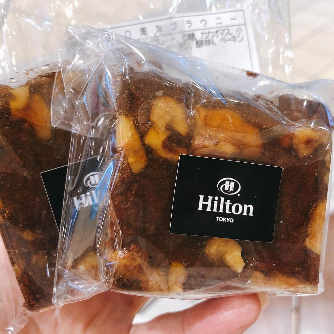 里井真由美さんのインスタグラム写真 - (里井真由美Instagram)「ヒルトンホテル創業100周年！記念ブラウニー♥️ @hiltontokyo ヒルトン東京で販売中。 ・ ・ これまた濃厚なチョコ❤️しっとり生地にクルミ入ってます。 ・ ・ 食べやすくカットされて小袋入りでも販売されているのでプチギフトにもおすすめ。 ・ ・ 4/27から、ヒルトン東京37階のエグゼクティブフロアがリニューアル。 ・ ・ 🔻2階レストランフロア「ツノハズ TSUNOHAZU」でのプレス発表会では、各店シェフが勢ぞろい〜 ・ 5月新メニューが披露されました。 ・ ・ ●メトロポリタングリル🇺🇸 トマホークスグリル&アスパラガス →トマホークスはお酒や麹につけ柔らか〜い ・ ・ ●中国料理「王朝」🇨🇳 極上壺蒸しスープ、お花をイメージした点心、和牛料理もおいしい ・ ・ ●日本料理「十二颯」🇯🇵 手巻き寿司、鮪酒盗もなか、会席コースもお値打ちです  #ヒルトン東京#ヒルトン#hilton#hiltontokyo  #チョコレート#ショコラ#チョコレートケーキ#ショコラケーキ#チョコ#チョコレート菓子#チョコケーキ#チョコレート🍫里井真由美#1級フードアナリスト里井真由美#さといいね#栗スイーツ#デパ地下#ホテルスイーツ#デパ地下スイーツ#ホテル#さといいね」4月25日 9時29分 - mayumi.satoi