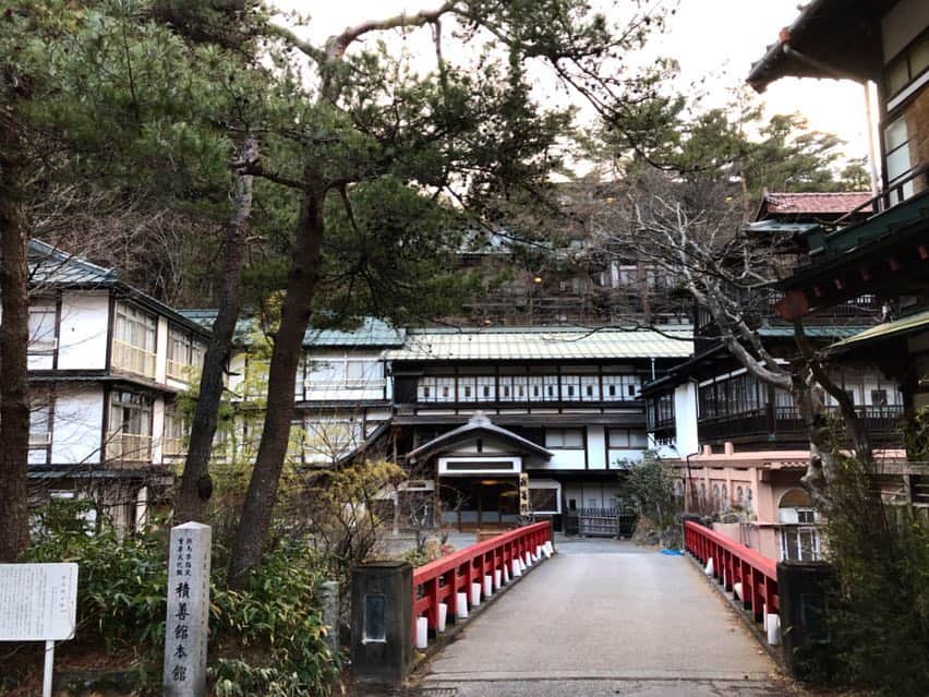 のインスタグラム：「群馬の四万温泉。 『積善館』  温泉好きだからいろんなところ行くけど、リピートしたのはここが初めて♡ 今回泊まった佳松亭も新しくて綺麗な贅沢空間だったけど、古き良き本館もオススメ。 次は山荘に泊まってみたい♡  #群馬 #温泉 #四万温泉 #積善館 #湯治」