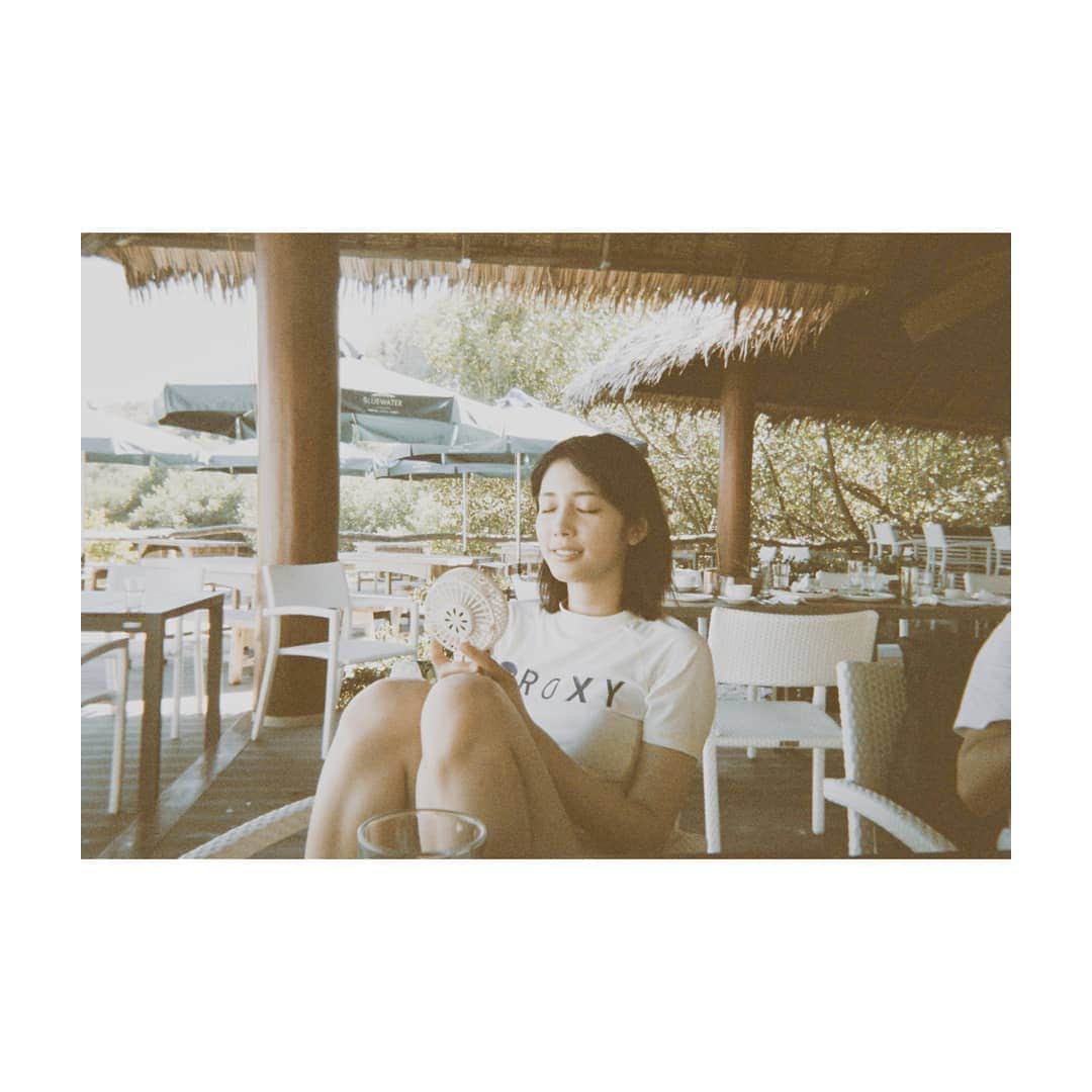 松田るかのインスタグラム：「写るんですオフショット！  おはようございます。 今日は、22時～LINEライブです！  担当マネージャー  #松田るかファースト写真集  #松田るか写真集 #すみろん島  #フィリピン #写るんですオフショット #lineらいぶ」