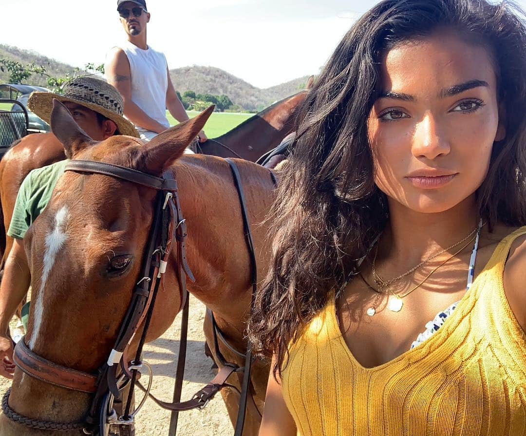 ケリー・ゲイルさんのインスタグラム写真 - (ケリー・ゲイルInstagram)「Thank you for all the sweet messages you guys have been sending me🙏🏽😘 Here’s a pre injury pic of me with the beauties🐴❤️」4月25日 9時31分 - kellygale