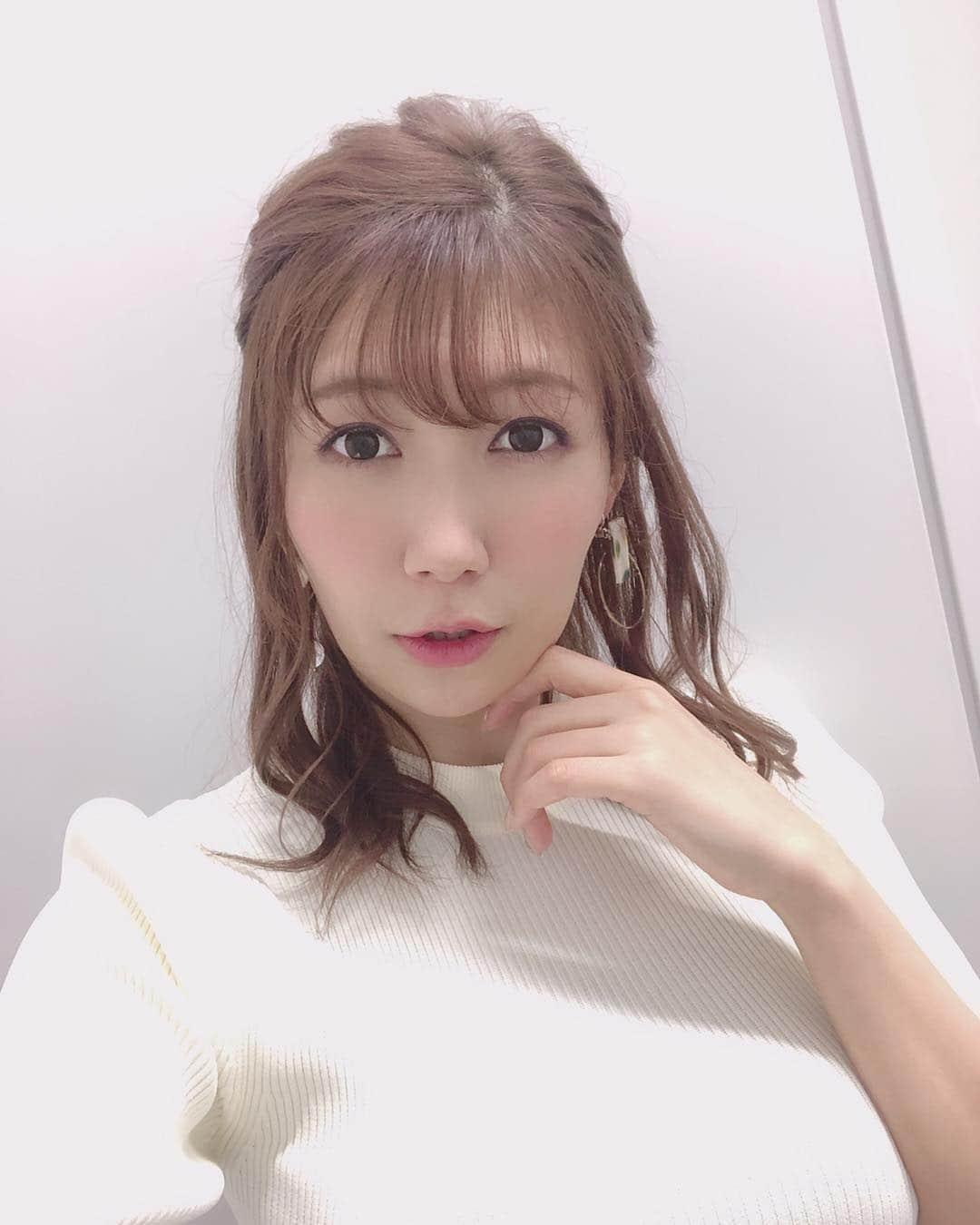 穂川果音さんのインスタグラム写真 - (穂川果音Instagram)「今日のヘアスタイルは、ハーフアップだよ！  イヤリング→ @lights.by.yk  #アベプラ #abematv  #weather #weatherforecast #気象予報士 #穂川果音 #instastyle #instahair  #ヘアアレンジ #巻き髪 #hair #hairstyle #hairarrange #ほかのん #hairstyles #イヤリング #hairstyling #おしゃれ #ブラウス #巻き髪 #ハーフアップ  #巻き髪アレンジ」4月25日 9時36分 - hokawakanonn