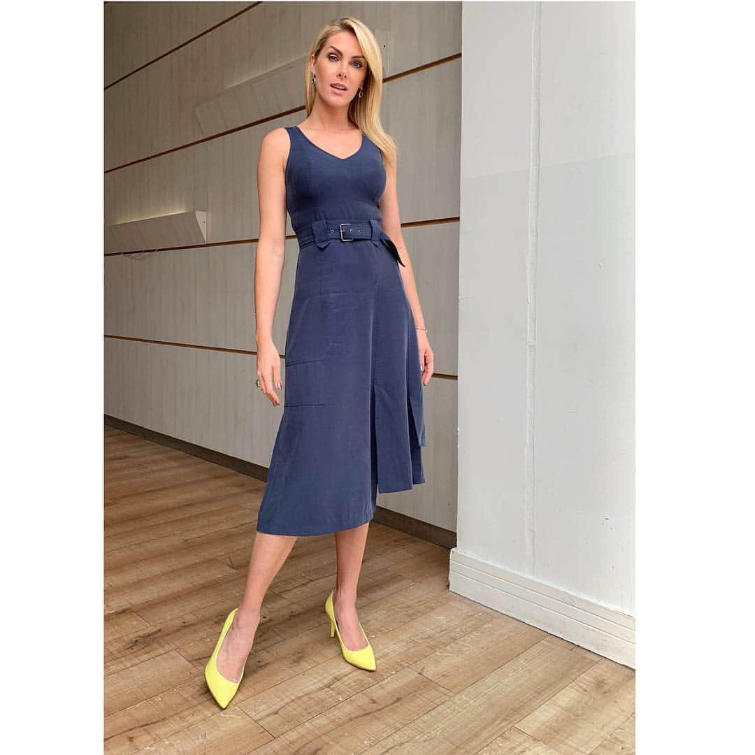 Ana Hickmannさんのインスタグラム写真 - (Ana HickmannInstagram)「Combinação fashion : vestido com barra assimétrica @lucidezbrasil e sapato neon. ADORO!!! @anahickmannshoes @anahickmannloja #anahickmann #lookah #anahickmannshoes #hojeemdia」4月25日 9時42分 - ahickmann