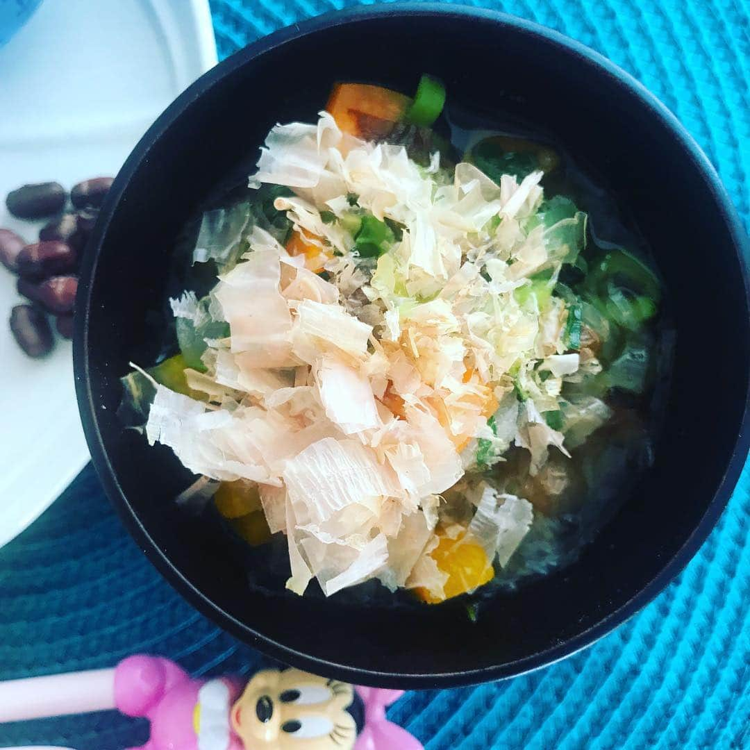 齊藤美絵さんのインスタグラム写真 - (齊藤美絵Instagram)「今朝の娘ごはん☀️🍽 ＋紫黒米おにぎりシソの葉ふりかけ ＋プチトマト ＋カシューナッツ ＋ゆで卵 ＋ほの甘あずき ＋具沢山お味噌汁 (切干大根・干椎茸・新玉ねぎ・人参・かぼちゃ・おあげ・ワカメ・小松菜)  ばあばの家で 卵の殻をむく楽しさを覚え 没頭する娘。  朝からお出掛けなので、 洗い物も簡単に出来る 手間ひまかかっていない シンプルご飯ですが、 お味噌汁でお野菜をいっぱい 摂ってくれるのでそれでバランスを🍀  #育児 #childcare #幼児食 #娘朝ごはん #2歳11ヶ月 #2yearsold #にんべんだしアンバサダー #本枯節 #鰹節 #お味噌汁 #卵 #🥚 #おにぎり #シンプルごはん #フードマエストロ #foodmaestro  #ツタエルヒト。」4月25日 9時44分 - saitomie