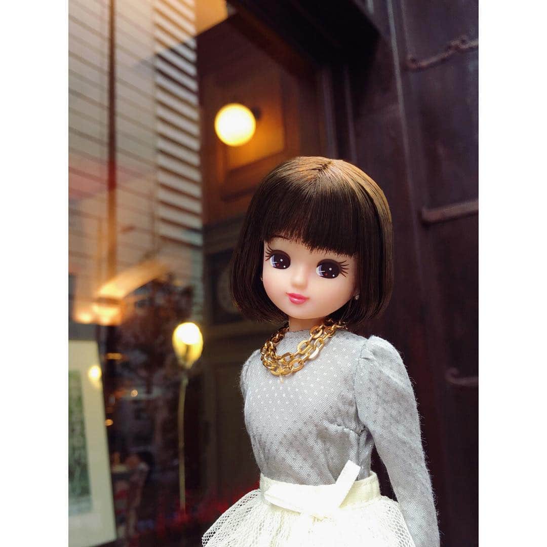 リカちゃんさんのインスタグラム写真 - (リカちゃんInstagram)「You can add some style to your usual makeup routine by layering lipstick ♪ メイクがなんだかマンネリ気味… そんなときは、リップの重ね塗りでおしゃれ感をアップ♪ たとえば、いつものリップにゴールドのグロスをひと塗りしてみて♡ さり気なく華やかでゴージャスなメイクに大変身よ☆ #リカちゃん #fashion #ootd #hairstyle #licca #liccadoll #japanesedoll #japan #girl #instadaily #instagood #instagramjapan #instagram」4月25日 9時47分 - bonjour_licca