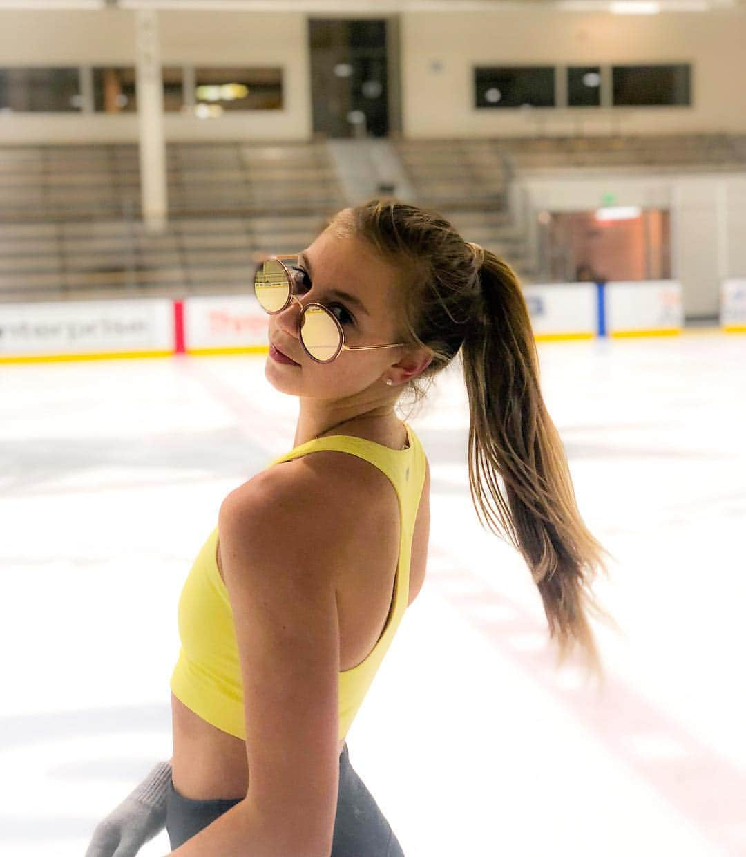 ポリーナ・エドモンズさんのインスタグラム写真 - (ポリーナ・エドモンズInstagram)「when it’s almost 90 degrees but u gotta spend the day in a cold ice rink😎 @quayaustralia」4月25日 9時49分 - polinaedmunds