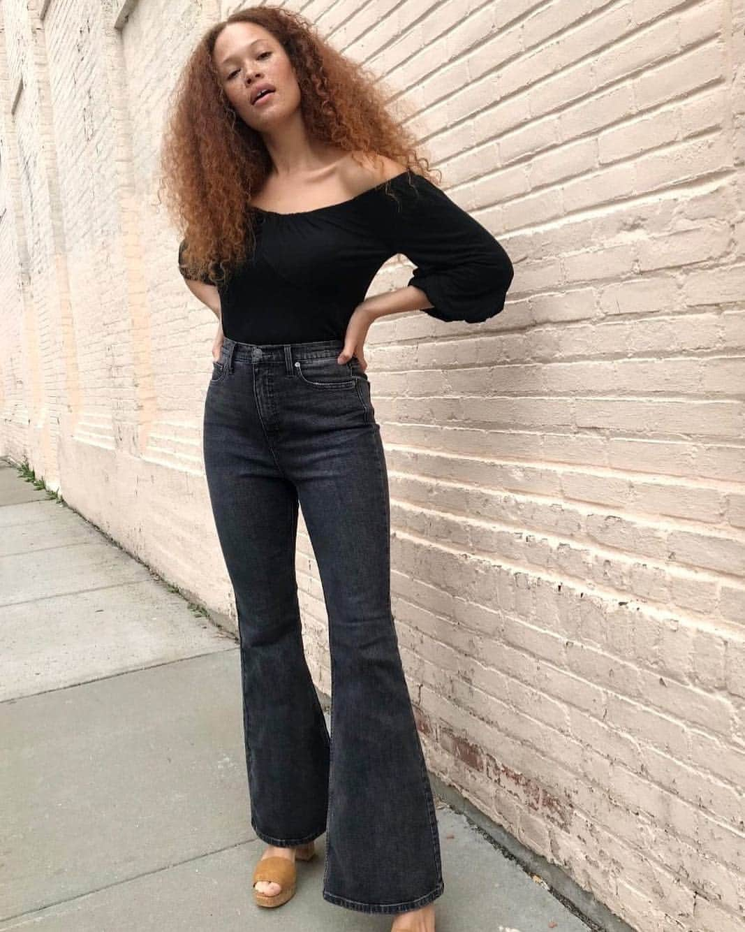 freepeopleさんのインスタグラム写真 - (freepeopleInstagram)「Say hi to Robyn, our newest denim flare. Head to our story to see why she needs a spot in your closet. #celebrategoodjeans @thesabinakarlsson」4月25日 9時54分 - freepeople