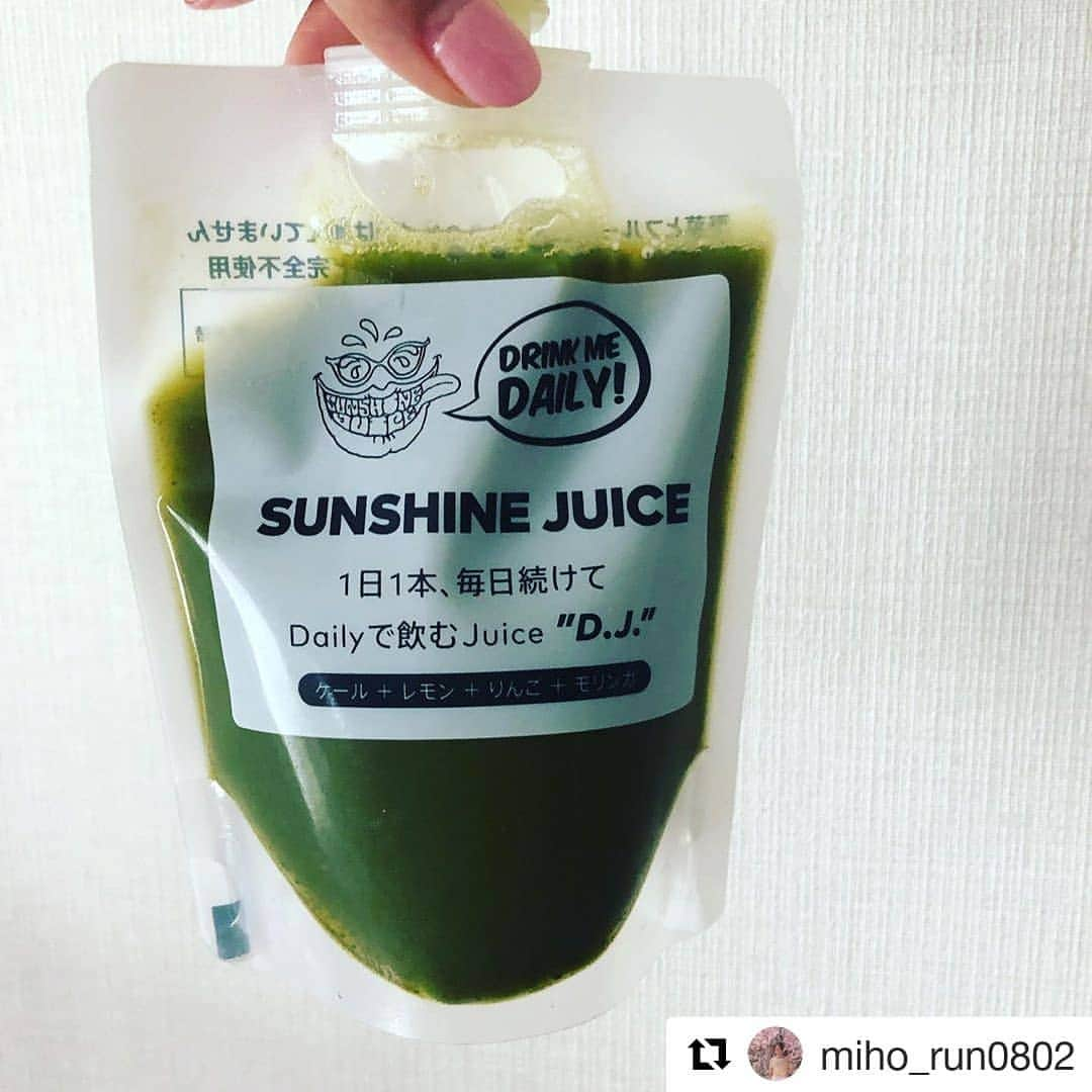 Sunshine Juiceさんのインスタグラム写真 - (Sunshine JuiceInstagram)「dairyjuice“D.J.” 1ヶ月6本の定期便スタートしています🌱忙しい朝も1本飲めば手軽に健康に。お試しください！ #sunshinejuice #coldpressedjuice #サンシャインジュース #コールドプレスジュース #朝食 #腸活  #Repost @miho_run0802 (@get_repost) ・・・ * sunshine juiceのコールドプレスジュース、続けています🍋🍎🍊 このdaily juice“DJ”は国産オーガニックのケールと国産オーガニックのモリンガをベースにしていて、女性に特に必要な葉酸や鉄分など、栄養たっぷり✨ でも味はりんごやレモンも入っていてすっきり飲みやすい😊💕 sunshine juiceのコールドプレスジュースは野菜とフルーツの水分みでできていて余計な水分などを足していません。また、着色料、保存料、酸化防止剤、甘味料なども完全不使用！ だからこそ安心して飲み続けられますね😊 オンラインで買えるから便利ですよ👍🏻 #IMoveMe #ワタシを動かせ #アシックス #asics #running #marathon #asicsrunning #asicstraining #asicswomen  #runkeeper #workout #fitness #ランニング #ランニング女子 #ランナー #マラソン #マラソン女子 #筋トレ女子 #ワークアウト #フィットネス」4月25日 9時56分 - sunshinejuicetokyo