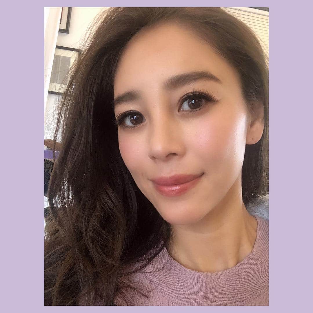 大桑マイミのインスタグラム：「気分UP〜  睫毛エクステ&ネイル💅チェンジ  すっぴんの時でもなじむくらいの量で 時短。撮影の時はメイクでより華やかになる。 ネイルは赤に。 赤ネイル1番すき。 私にとってのビタミンカラー  いつもありがとうございまーす、 爆睡して癒しの時間を過ごさせていただきました。 @salonbdaikanyama」