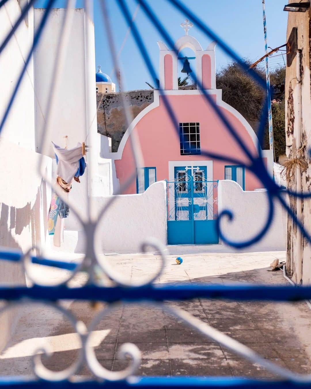 National Geographic Travelさんのインスタグラム写真 - (National Geographic TravelInstagram)「Photo by @KristaRossow | Santorini is a study in white, blue, and pastel. To get a sense of daily life in the beautiful town of Oia, I recommend exploring early in the morning and getting off of the main streets. To see more photos from my travels, follow me @KristaRossow. #Santorini #GreekIsles #Cyclades #Greece」4月25日 10時02分 - natgeotravel