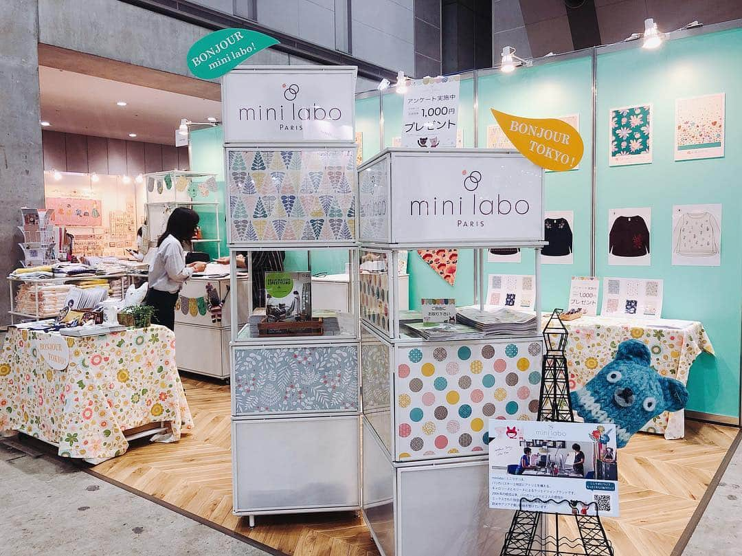 mini_labo_jp(ミニラボ) さんのインスタグラム写真 - (mini_labo_jp(ミニラボ) Instagram)「日本ホビーショーにminaboが出展しています。 . ミニラボの商品がいっぱい！会場限定のクロスカットもあります♪ . またデザインのアンケートも！ アンケートに参加いただいた方にはベルメゾン お買い物券1000円分をプレゼントしています🎁 . ミニラボな商品を実際にご覧になれる機会ですので是非お越しくださいませ🏃‍♂️ . 開催時期 : 4/25〜4/27 場所 : 東京ビックサイト ブース : 西1ホールの1-13 . #minilabo #ミニラボ #ホビーショー2019 #ベルメゾン #bellemaison #クラフト#クリエイター #イラスト」4月25日 10時05分 - mini_labo_jp