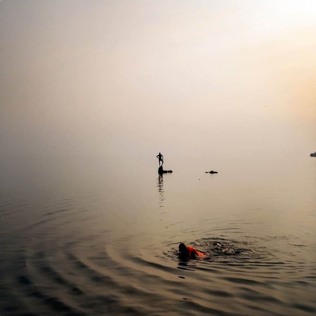 ナショナルジオグラフィックさんのインスタグラム写真 - (ナショナルジオグラフィックInstagram)「Photo by Michael Christopher Brown @michaelchristopherbrown | Late afternoon swimmers bathe at the northern end of Lake Kivu, near the border of Rwanda and Democratic Republic of the Congo. #rwanda #congo」4月25日 10時06分 - natgeo