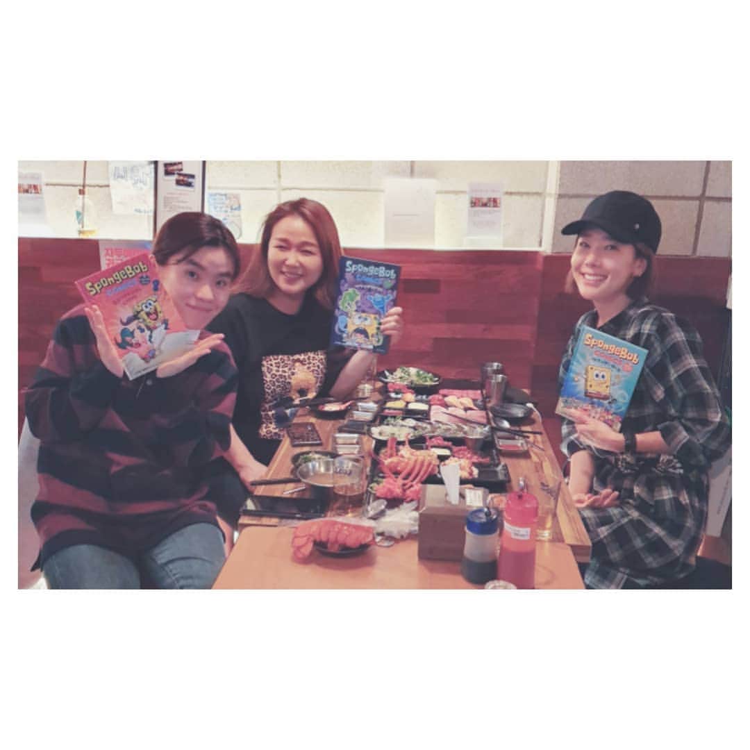ソ・ユジンさんのインスタグラム写真 - (ソ・ユジンInstagram)「#스폰지밥오리지널코믹스 🍋 아이들이 며칠째 계속 읽고 있었는데~~ 지선이모 올만에 강남나온다는 소식에 ㅎㅎ 얼릉 들고나가 싸인받음 😅😋🥰 #스폰지밥덕후 #박지선 양이 감수를...대단해~멋져~ 그리고 너무 재밌어 ♡.♡ 사랑하는 영은언니두 함께 맛난 육회먹은 날^^」4月25日 10時08分 - yujin_so