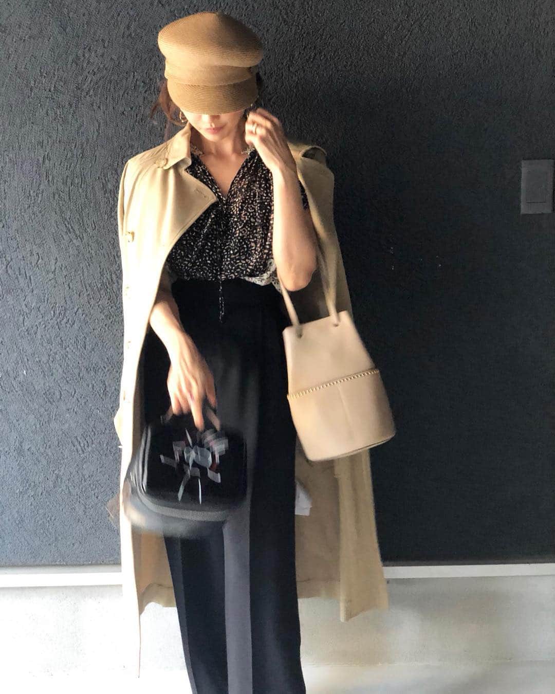 神崎恵さんのインスタグラム写真 - (神崎恵Instagram)「たくさんコメントをいただいていたパンツもタグ付けしてます。 形が綺麗すぎて、2色愛用しています。 数年前までは、365日の半分以上をワンピースやスカートで過ごしていましたが、今は反転。 いろいろ楽しんでいきたいなと、年齢を重ねるほどにそんな思いを実感しています。  帽子をかぶる日は、顔に影ができて暗くなるので、ハイライトやチーク、または、目元や唇、どこかにポイントを置きメイクをすると、のっぺり暗顔になりません。 それから、すっぴん隠しにかぶる帽子も、リップだけ鮮やかなものをつけるだけで、あえての帽子に見えます💋」4月25日 10時17分 - megumi_kanzaki