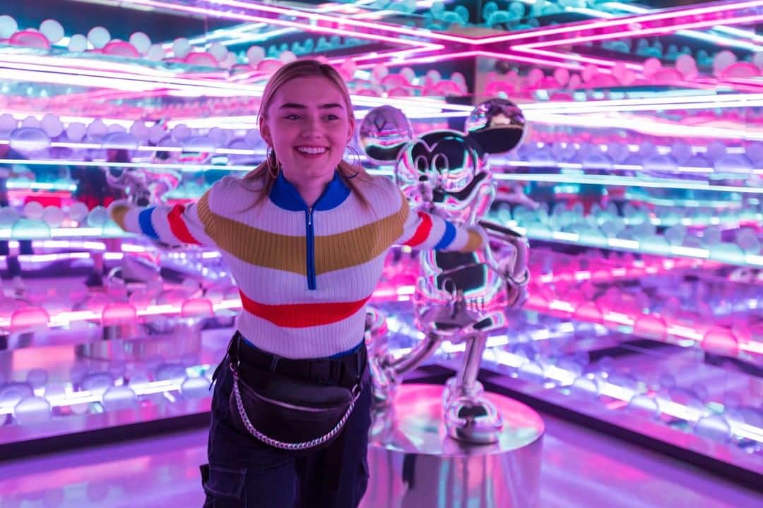 アメリカン・ブロードキャスティング・カンパニーのインスタグラム：「😊😊😊 all around for @americanhousewifeabc's @megdonnelly as she checks out the new #PopUpDisney A Mickey Celebration in the Downtown Disney District at the @Disneyland Resort today! Don't miss this incredible photo experience, opening Friday.」