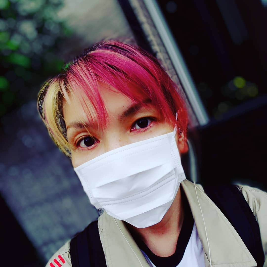 KAORUさんのインスタグラム写真 - (KAORUInstagram)「バス停に並んでます。 後ろに並んだおばさまが 「今、何分？時計してないから」  25分です。 「じゃあ、あと3分でくるわね」  ありがとうは？  ありがとうとごめんなさいが言えない大人はキライ。  #KAORU #バス停 #ありがとう #ごめんなさい #直接」4月25日 10時30分 - yukisaku_88