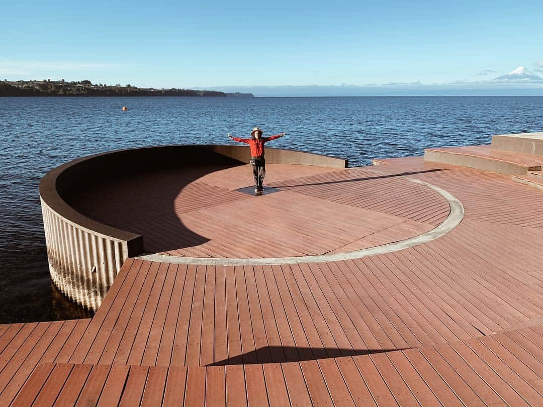 カーラ・ソウザさんのインスタグラム写真 - (カーラ・ソウザInstagram)「Estar entre un lago, un volcán y un teatro, solo en la Patagonia. Frutillar, Chile, ¿me podrían dar un papel en su próxima producción del Teatro del Lago? To be between a lake, a volcano and a theatre - Only in La Patagonia. Frutillar, Chile, can I please be cast in your next production in el Teatro del Lago?」4月25日 10時22分 - karlasouza