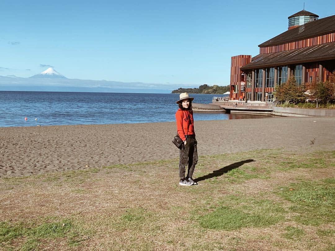 のインスタグラム：「Estar entre un lago, un volcán y un teatro, solo en la Patagonia. Frutillar, Chile, ¿me podrían dar un papel en su próxima producción del Teatro del Lago? To be between a lake, a volcano and a theatre - Only in La Patagonia. Frutillar, Chile, can I please be cast in your next production in el Teatro del Lago?」