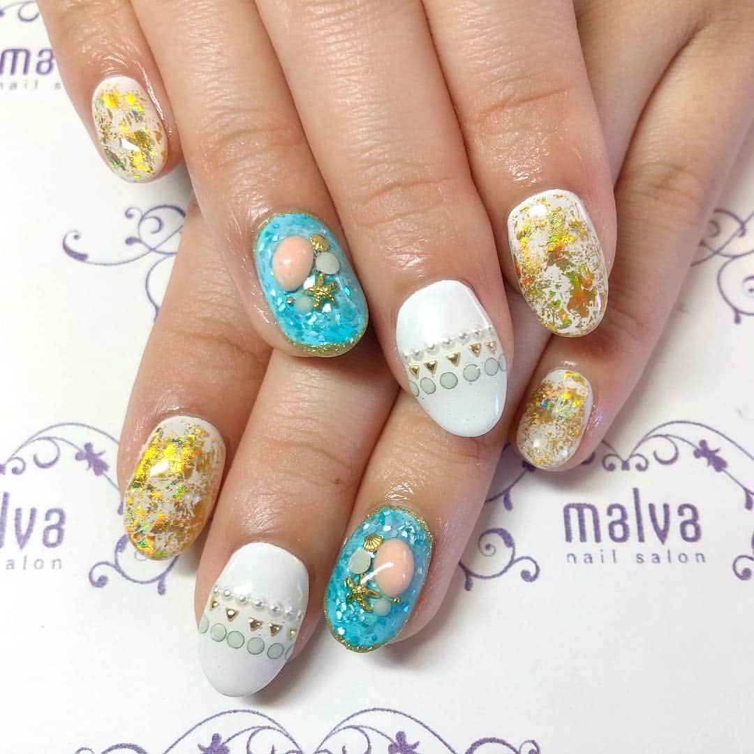 nailsalon malva（ネイルサロンマルヴァ）さんのインスタグラム写真 - (nailsalon malva（ネイルサロンマルヴァ）Instagram)「パーツ&シール58のカラーチェンジバージョン💕 パーツも小さめ、少なめ変えています♡  キャンペーンネイルをアレンジされたい方はお気軽にご相談下さい♡  3枚目は動画になってますので是非ご覧ください💕  nailsalon malva  ご予約はLINEからがオススメです☆ 🌙原宿LINE ID→《@malva》 ※@を忘れずに‼︎ 全てのアートや料金表はHPより http://www.malvanail.com/sp/  #malva#マルヴァ#ネイル#gelnail#nail#nailart#naildesign#nailstagram#ジェル#gel#ジェルネイル#ネイルデザイン#原宿ネイル#nailsalon#ネイルサロン#ネイルチップ#森絵里香#malvaネイル#malvanail#ネイリスト募集#美甲#ロシアンマニキュア#ハンドネイル#ホワイトネイル #ブルーネイル #夏ネイル」4月25日 10時25分 - malva_nail