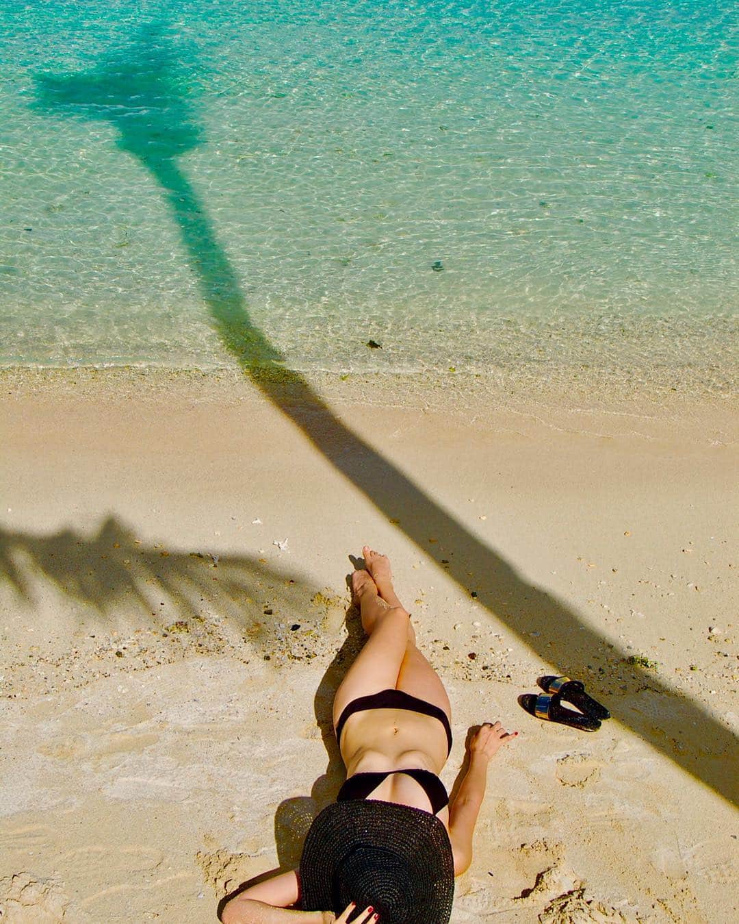 太田エイミーのインスタグラム：「Rain rain, go away. . . . . . . . #throwbackguam #guam #instaguam #beachholiday #travel #traveller #blueoceqn #clearocean #worldtraveler #globehopper #travelblog #travelblogger #traveljournal #blackswimwear #palmtree #shadow #holiday #」