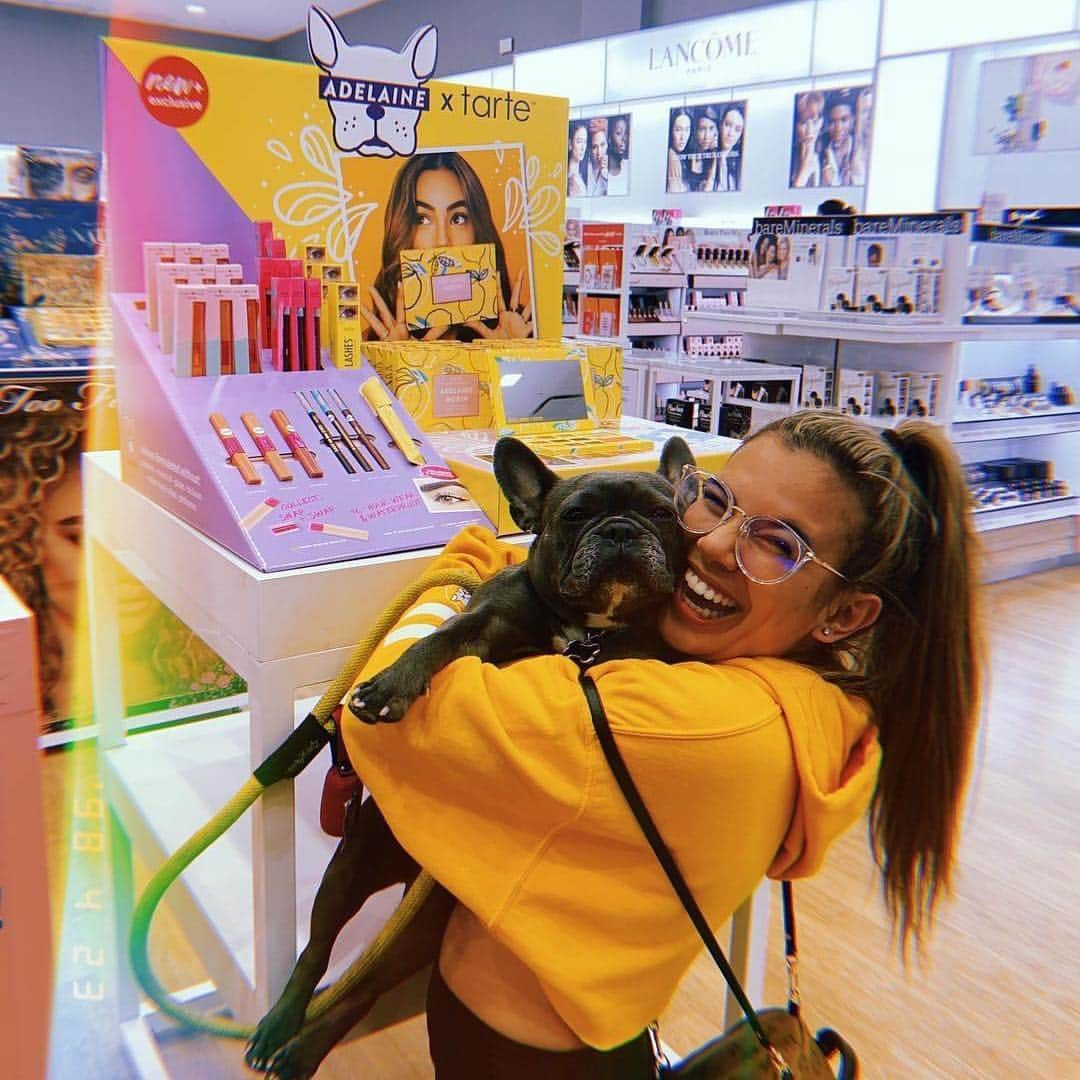 Tarte Cosmeticsさんのインスタグラム写真 - (Tarte CosmeticsInstagram)「"I hopped off the plane at LAX with a dream and my #AdelainexTarte palette✈️🍋 Doing a meet and greet with @UltaBeauty and @tartecosmetics and giving out hugs to people who come to Ulta Beauty (9020 Apollo Way, Downey, CA 90242, USA) on Saturday, April 27 from 3-5pm! Hopefully see you there!💋 xoxo" - @adelainemorin. To be guaranteed a spot to meet her, purchase her new palette (which she’ll sign) or one of your fave tarte products! 💛TAG an #Adelangel below to spread the word! 👇 #crueltyfree #doubledutybeauty #GirlsSupportingGirls」4月25日 10時32分 - tartecosmetics