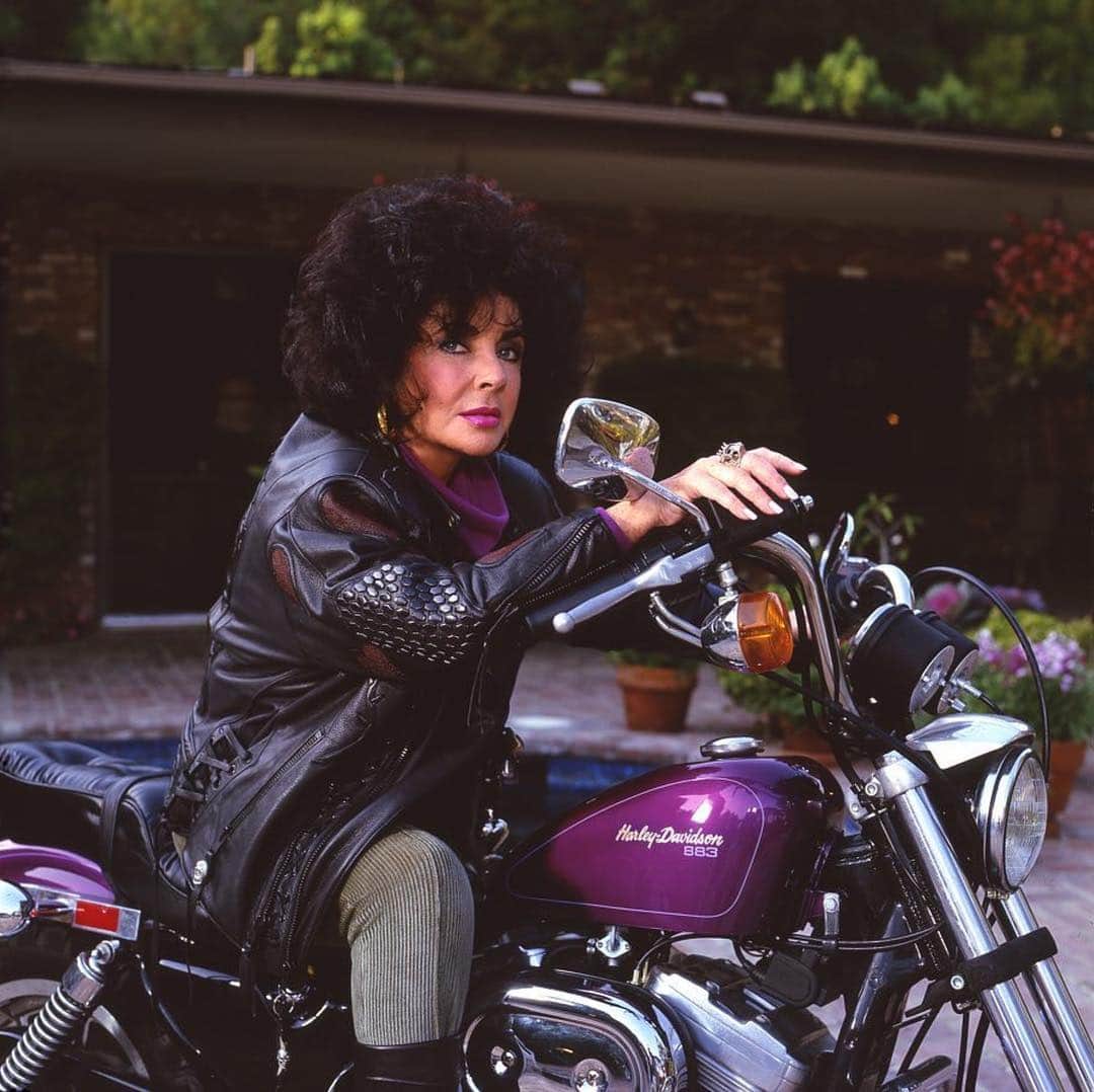 サマンサ・ロンソンさんのインスタグラム写真 - (サマンサ・ロンソンInstagram)「I thought I crushed the Nineties.... but DAMN.... #Repost @harrybensoncbe ・・・ Elizabeth Taylor on her Harley Davidson in her Bel Air, California backyard, 1992 © Harry Benson」4月25日 10時36分 - samantharonson