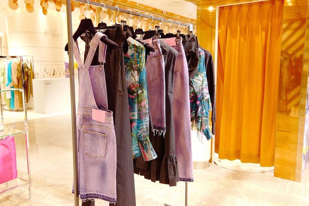 ISETAN PARK netさんのインスタグラム写真 - (ISETAN PARK netInstagram)「伊勢丹新宿店限定ネオンカラーのニットアイテムやスニーカーがビビット！！ ﻿ ﻿ イタリア人デザイナー、マッシモ・ジョルジェッティが手掛ける＜MSGM（エムエスジーエム）＞が、期間限定ポップアップストアをオープンします。"ブライトカラーやデジタルプリントを大胆に使い、ブランドの美学を表現する＜MSGM＞は、今年ブランド創立10周年を迎えます。﻿ ポップアップストアではハッピーで明るい気持ちになる2019春夏コレクションをご覧いただけます。" ﻿ 詳しくは @isetanparknet プロフィールリンクからご覧ください🔝 ﻿ ＜MSGM＞ POP UP SHOP﻿ 2019.4.24wed - 4.30 tue﻿ 本館2階＝センターパーク／ザ・ステージ＃2﻿ ﻿ @msgm @msgm_tokyo #MSGM #MassimoGiorgetti #Neoncolor #Neon #popup #luxury #japan #fashion #mode #Isetan #tokyo #shinjuku #2019SS ﻿ #エムエスジーエム #ネオン #ネオンカラー #デジタルプリント #マッシモジョルジェッティ #ポップアップストア #伊勢丹限定 #新作 #ファッション #新宿 #伊勢丹 #新宿伊勢丹 #伊勢丹新宿店」4月25日 10時47分 - isetan_shinjuku
