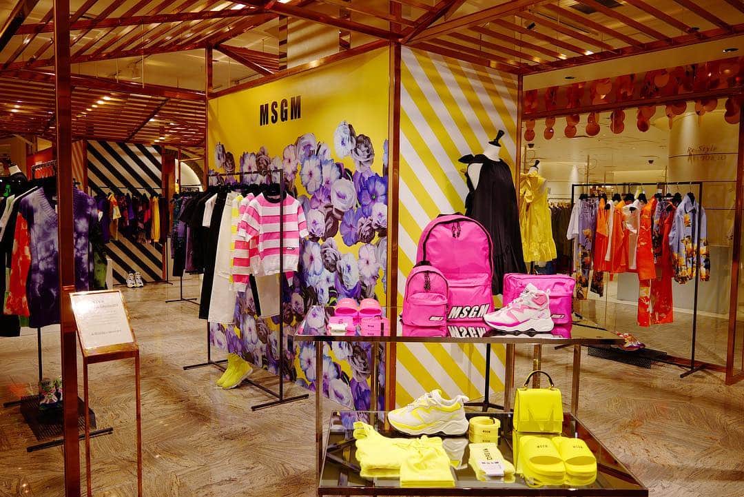 ISETAN PARK netさんのインスタグラム写真 - (ISETAN PARK netInstagram)「伊勢丹新宿店限定ネオンカラーのニットアイテムやスニーカーがビビット！！ ﻿ ﻿ イタリア人デザイナー、マッシモ・ジョルジェッティが手掛ける＜MSGM（エムエスジーエム）＞が、期間限定ポップアップストアをオープンします。"ブライトカラーやデジタルプリントを大胆に使い、ブランドの美学を表現する＜MSGM＞は、今年ブランド創立10周年を迎えます。﻿ ポップアップストアではハッピーで明るい気持ちになる2019春夏コレクションをご覧いただけます。" ﻿ 詳しくは @isetanparknet プロフィールリンクからご覧ください🔝 ﻿ ＜MSGM＞ POP UP SHOP﻿ 2019.4.24wed - 4.30 tue﻿ 本館2階＝センターパーク／ザ・ステージ＃2﻿ ﻿ @msgm @msgm_tokyo #MSGM #MassimoGiorgetti #Neoncolor #Neon #popup #luxury #japan #fashion #mode #Isetan #tokyo #shinjuku #2019SS ﻿ #エムエスジーエム #ネオン #ネオンカラー #デジタルプリント #マッシモジョルジェッティ #ポップアップストア #伊勢丹限定 #新作 #ファッション #新宿 #伊勢丹 #新宿伊勢丹 #伊勢丹新宿店」4月25日 10時47分 - isetan_shinjuku