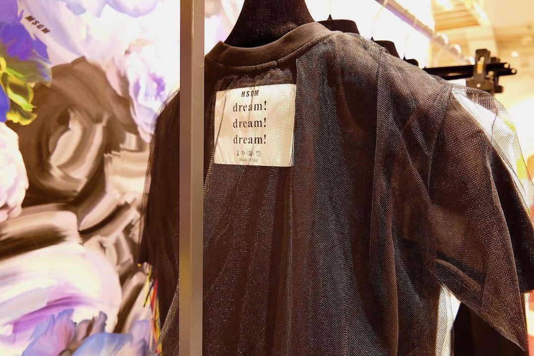 ISETAN PARK netさんのインスタグラム写真 - (ISETAN PARK netInstagram)「伊勢丹新宿店限定ネオンカラーのニットアイテムやスニーカーがビビット！！ ﻿ ﻿ イタリア人デザイナー、マッシモ・ジョルジェッティが手掛ける＜MSGM（エムエスジーエム）＞が、期間限定ポップアップストアをオープンします。"ブライトカラーやデジタルプリントを大胆に使い、ブランドの美学を表現する＜MSGM＞は、今年ブランド創立10周年を迎えます。﻿ ポップアップストアではハッピーで明るい気持ちになる2019春夏コレクションをご覧いただけます。" ﻿ 詳しくは @isetanparknet プロフィールリンクからご覧ください🔝 ﻿ ＜MSGM＞ POP UP SHOP﻿ 2019.4.24wed - 4.30 tue﻿ 本館2階＝センターパーク／ザ・ステージ＃2﻿ ﻿ @msgm @msgm_tokyo #MSGM #MassimoGiorgetti #Neoncolor #Neon #popup #luxury #japan #fashion #mode #Isetan #tokyo #shinjuku #2019SS ﻿ #エムエスジーエム #ネオン #ネオンカラー #デジタルプリント #マッシモジョルジェッティ #ポップアップストア #伊勢丹限定 #新作 #ファッション #新宿 #伊勢丹 #新宿伊勢丹 #伊勢丹新宿店」4月25日 10時47分 - isetan_shinjuku