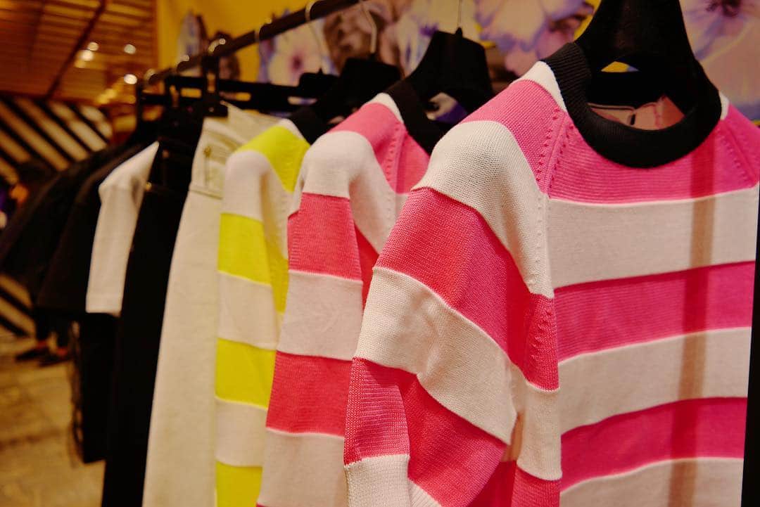 ISETAN PARK netさんのインスタグラム写真 - (ISETAN PARK netInstagram)「伊勢丹新宿店限定ネオンカラーのニットアイテムやスニーカーがビビット！！ ﻿ ﻿ イタリア人デザイナー、マッシモ・ジョルジェッティが手掛ける＜MSGM（エムエスジーエム）＞が、期間限定ポップアップストアをオープンします。"ブライトカラーやデジタルプリントを大胆に使い、ブランドの美学を表現する＜MSGM＞は、今年ブランド創立10周年を迎えます。﻿ ポップアップストアではハッピーで明るい気持ちになる2019春夏コレクションをご覧いただけます。" ﻿ 詳しくは @isetanparknet プロフィールリンクからご覧ください🔝 ﻿ ＜MSGM＞ POP UP SHOP﻿ 2019.4.24wed - 4.30 tue﻿ 本館2階＝センターパーク／ザ・ステージ＃2﻿ ﻿ @msgm @msgm_tokyo #MSGM #MassimoGiorgetti #Neoncolor #Neon #popup #luxury #japan #fashion #mode #Isetan #tokyo #shinjuku #2019SS ﻿ #エムエスジーエム #ネオン #ネオンカラー #デジタルプリント #マッシモジョルジェッティ #ポップアップストア #伊勢丹限定 #新作 #ファッション #新宿 #伊勢丹 #新宿伊勢丹 #伊勢丹新宿店」4月25日 10時47分 - isetan_shinjuku