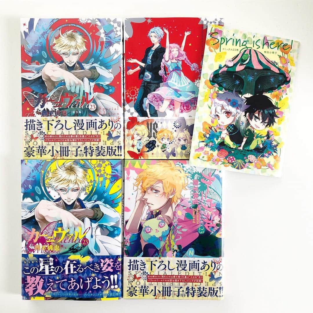 御巫桃也のインスタグラム：「本日4/25「カーニヴァル 23巻」が発売になりました😊楽しんで頂けたら幸せです。そしていつもハートとメッセージをありがとうございます！とても嬉しいです。#karneval #comics」