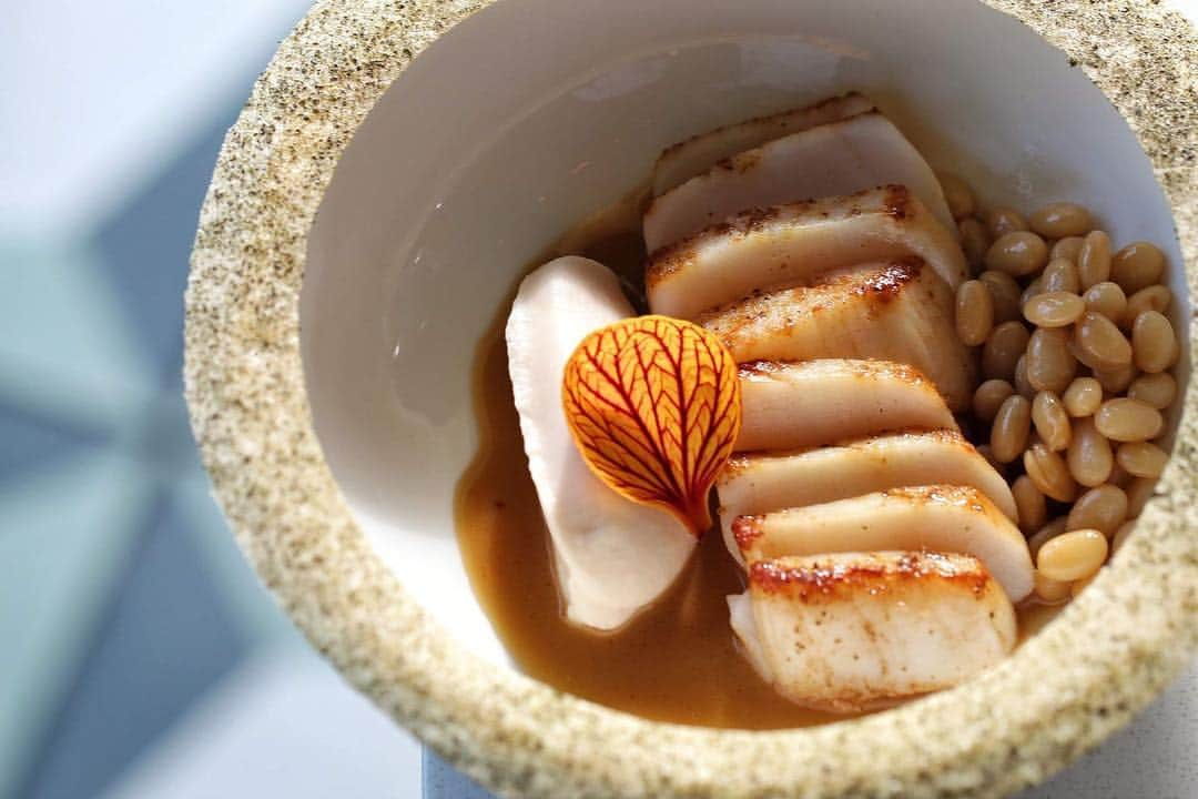 DOMINIQUE ANSEL BAKERYさんのインスタグラム写真 - (DOMINIQUE ANSEL BAKERYInstagram)「Tender, butter-seared scallops with navy beans, navy bean purée, and porcini dashi, topped with delicately crisp nori-dusted  feuille de brick. Beautiful. #dinner #189bydominiqueansel @thegrovela」4月25日 10時45分 - dominiqueansel