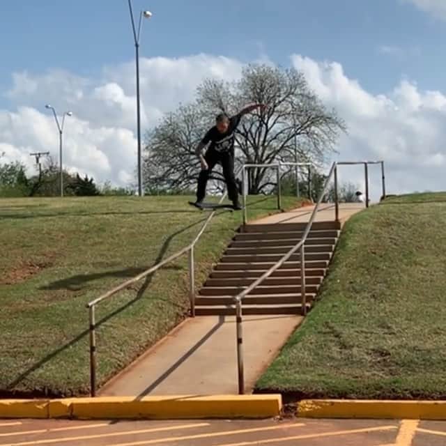 オルタモントのインスタグラム：「@dakotaservold skateboarding 🖤 // 📹: @jeffvallee // #CFADC」