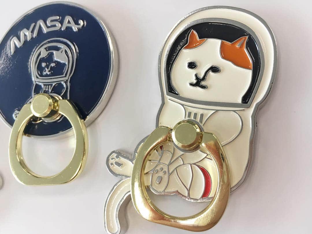 ねこさんのインスタグラム写真 - (ねこInstagram)「ピカピカ😸✨キラキラ🌟今回新商品のスマホリングだョ💁‍♀️❤️メタル素材でちょっと高級感up⤴︎な感じ(๑>◡<๑)✨ どれをgetしようか、みんな狙いはもう定まってるかな？😂💕 発売情報など随時upしていくので待っててね~😸😸 #neko_magazine #ねこ #猫 #ネコ #catstagram #cat #ねこマガジン #NEKONOBA #kozacla #nyasa #スマホリング #smartphonering」4月25日 11時04分 - neko_magazine