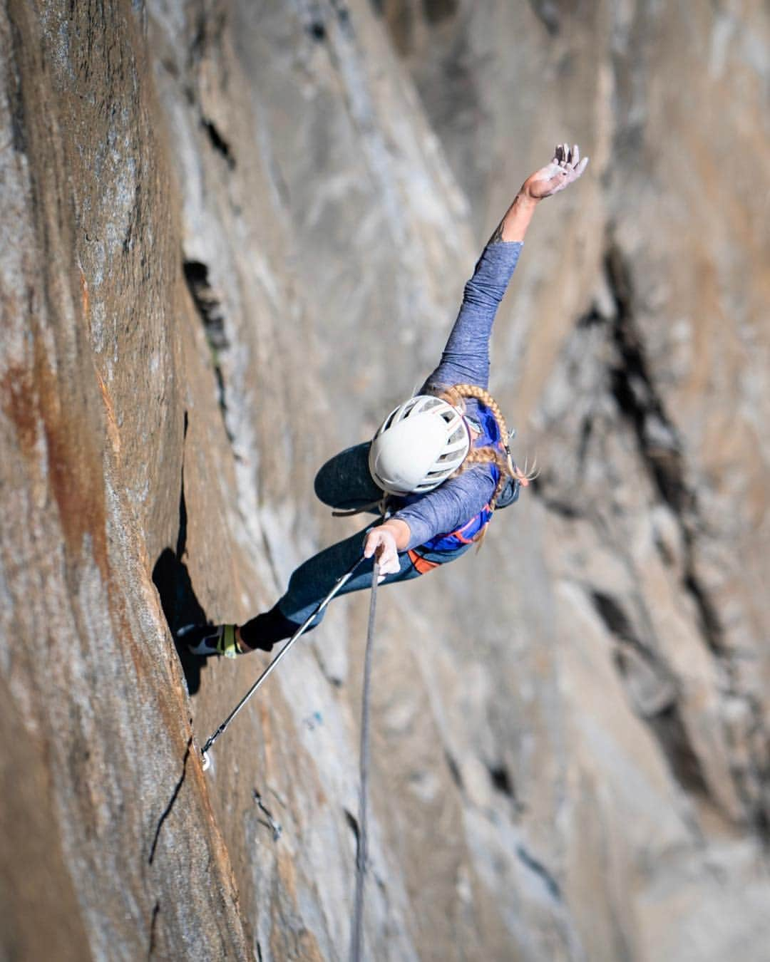 エミリー・ハリントンさんのインスタグラム写真 - (エミリー・ハリントンInstagram)「“Climbing on El Cap is like petting a hairless cat. It’s there and you’re doing it and it’s uncomfortable but you’re doing it anyways.” - words & 📸s by the eloquent & talented @tarakerzhner 💕// 😻😻😻 //@thenorthface // @thenorthface_climb」4月25日 11時03分 - emilyaharrington