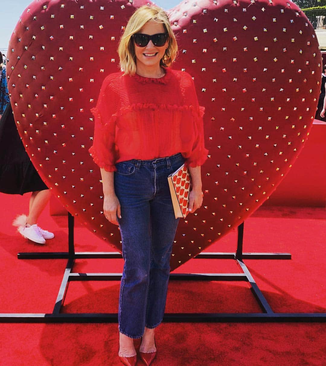 ジェシカ・キャプショーのインスタグラム：「❤️ ON ❤️ The annual @heartofvip event to raise funds to Help Ease Abuse Related Trauma is an event that I look forward to each and every year. I’m so grateful to be on the board whose main goal is to promote GIVING to people whose lives depend on that GENEROSITY. And to provide necessities to people in need because of that generosity. Dr. Astrid Heger runs the program and lives everyday amongst those who have suffered at great cost (physical and emotional) at the hand of another human being. As we all struggle to make sense of that let us all also struggle to find a way to give as much as we can to one another on any and every level...」