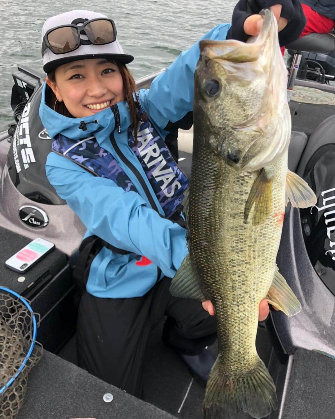 彼方茜香さんのインスタグラム写真 - (彼方茜香Instagram)「blackbass♥ 毎年恒例の琵琶湖8年目は424のお誕生日に(^^)v 最初ネコリグモジモジ釣方でやりつつも、テキサスリグで釣れてる大佐と同じ釣り方で来たっ！46cm! その後は50cm！ ほんでからスピニングラインぐしゃぐしゃトラブってたら釣れてた1匹は手釣りで寄せてきました（笑） 船中14匹☆雨予報も風予報も吹き飛ばして穏やかな釣りが出来た‪⸜(*ˊᵕˋ* )⸝‬ #424の奇跡と呼ぶ  #50UPチェック #背中で語る #琵琶湖バス釣り #スタッガー #ブラックバス #ウエアは #namelessage  #ocstyle #キャップは #snipper #釣りが好きな人と繋がりたい」4月25日 11時07分 - serikaochikata