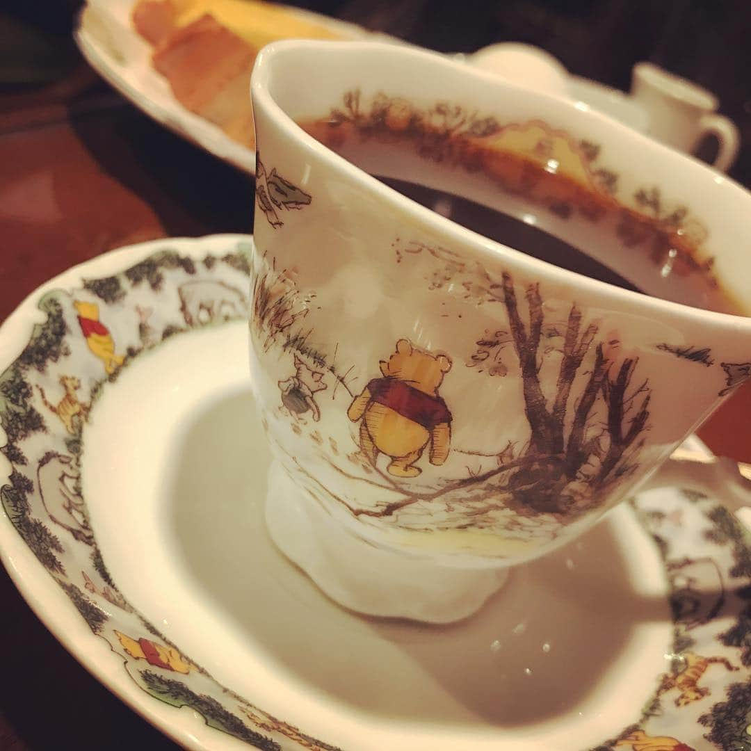 安蘭けいさんのインスタグラム写真 - (安蘭けいInstagram)「休演日明けの朝は大好きなカフェで☕️ こんな可愛いカップでコーヒーを頂きながら、BGMは懐かしの名曲たち♬素敵な朝〜〜✨✨✨さぁ、今日も2回公演たのしみましょ👍 #ミュージカルハル #梅田芸術劇場メインホール #カフェ大好き #喫茶店が好きと言った方が正しいかも☕️」4月25日 11時08分 - toko_aran