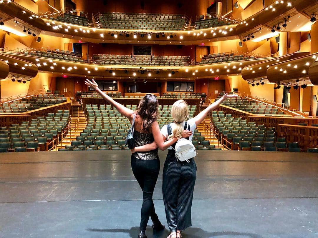 のインスタグラム：「“Oh the Places You’ll Go...!” #noceiling ❤️ @topteentraveler」