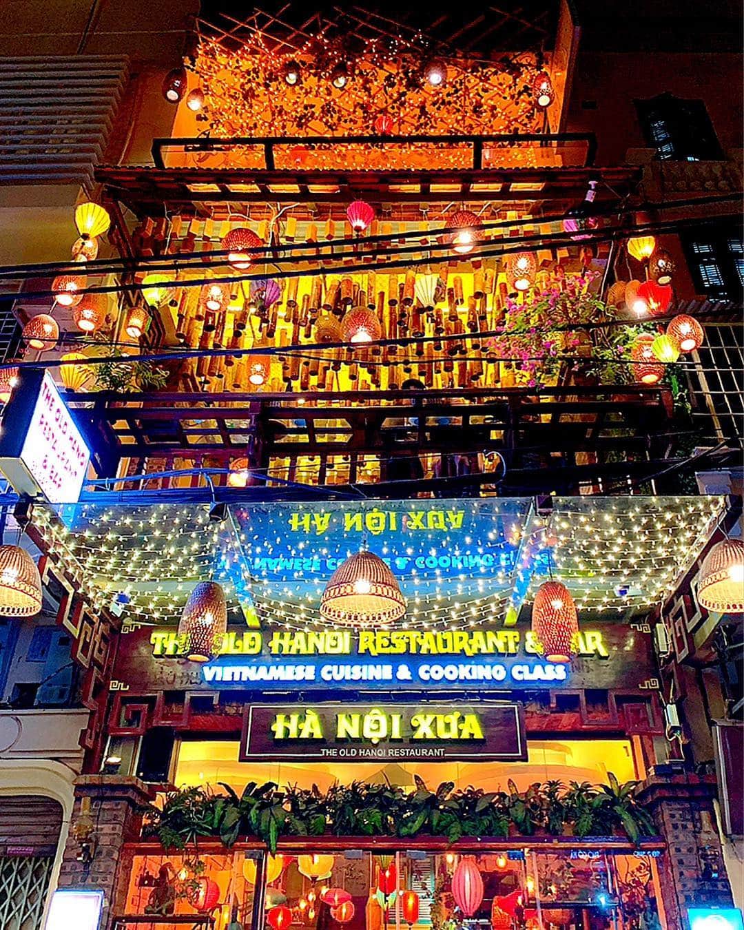 百合華さんのインスタグラム写真 - (百合華Instagram)「夜の旧市街をお散歩してたらとっても可愛いお洒落なレストランを発見しちゃいました💕  ホイアンの街みたいにカラフルなランタンがいっぱい🥰  懐かしさに浸りながら２階のテラス席でまったりカフェタイム🍹  #vietnam  #ベトナム  #hanoi  #ハノイ  #旧市街  #お散歩 #ランタン #お洒落 #おしゃれ #レストラン #restaurant」4月25日 11時12分 - yurika.lovelily