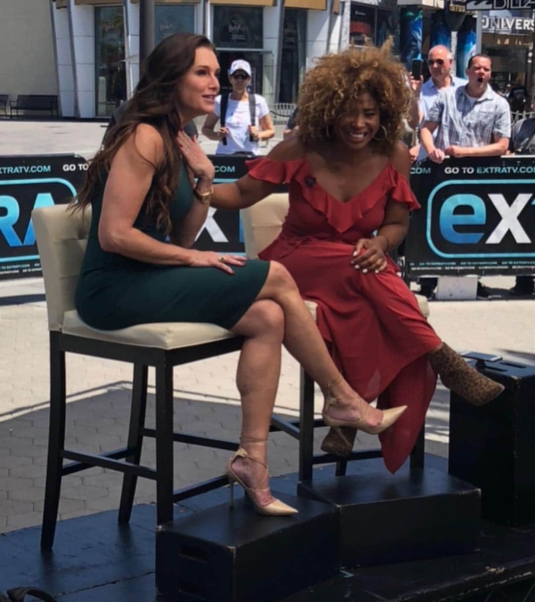 ポール・ノートンさんのインスタグラム写真 - (ポール・ノートンInstagram)「@brookeshields such a doll and so charming on @extratv #hair by Me @leobypaulnorton using @igkhair & @t3 and w/ #makeup by @jostrettell #brookeshields #icon #brows」4月25日 11時22分 - paulnortonhair