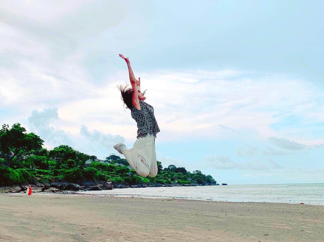 昆夏美のインスタグラム：「. おはようございますっ お知らせさせてください📢 . 昆夏美メルマガ会員限定初の ファンイベント開催決定！ . 〜以下、詳細です〜 デビュー8年で本人も待望の 初ファンイベント！ トーク、2ショット撮影、 そして歌も歌う予定です。 昆夏美を身近に感じて頂ける時間。 是非、ご参加ください！ . 5/24(金)　 18:30 スタート予定 場所は日比谷界隈 参加費 7,000円(軽食・お土産付) . 詳細は会員の方にメールにてご案内致します。 ご登録まだの方はお早めにご登録下さい！ 登録アドレス： kon@w.bme.jp またはQRコードより！ . QRコード、2枚目です。 帝劇劇場ロビーにメルマガ会員の チラシもございますので 是非お手に取ってみてください。 . 皆さまと一緒に楽しい時間を 過ごしたいと思ってます♡ お待ちしております♡ . #季節感なしの写真とともに #ファンイベントお知らせ」