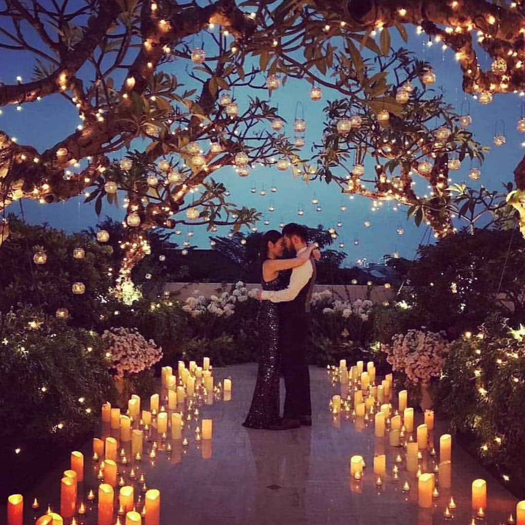 Indianstreetfashionさんのインスタグラム写真 - (IndianstreetfashionInstagram)「Not gonna lie to you all candle and fairy light lid proposals always get us 😏😍 #proposal #ido #love #couplegoals  #indianstreetfashion #weddingblog #weddingplanning #indianweddings  Credit unknown」4月25日 11時23分 - indianstreetfashion