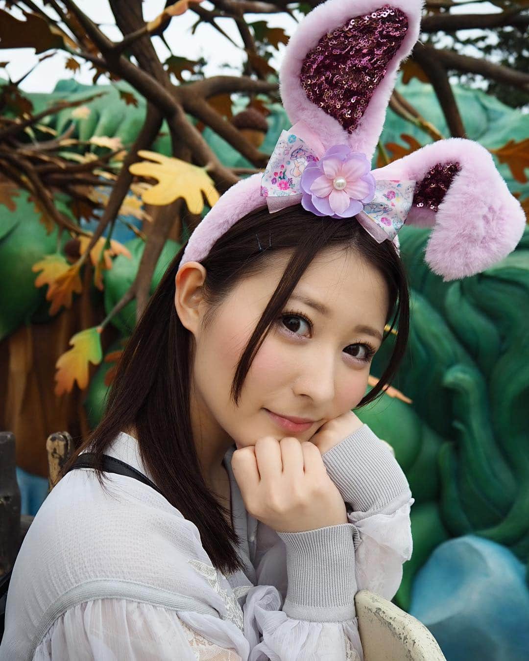 飛鳥りんのインスタグラム：「気分転換におでこだしてみました❤️ 子供の頃はいつも前髪長かったから 自分的にはしっくりきてます。  どっちが好き？💕🙆🏻‍♀️ 写真は全部まこりんが撮ってくれた👍🏻 #ディズニーランド #ディズニーイースター」